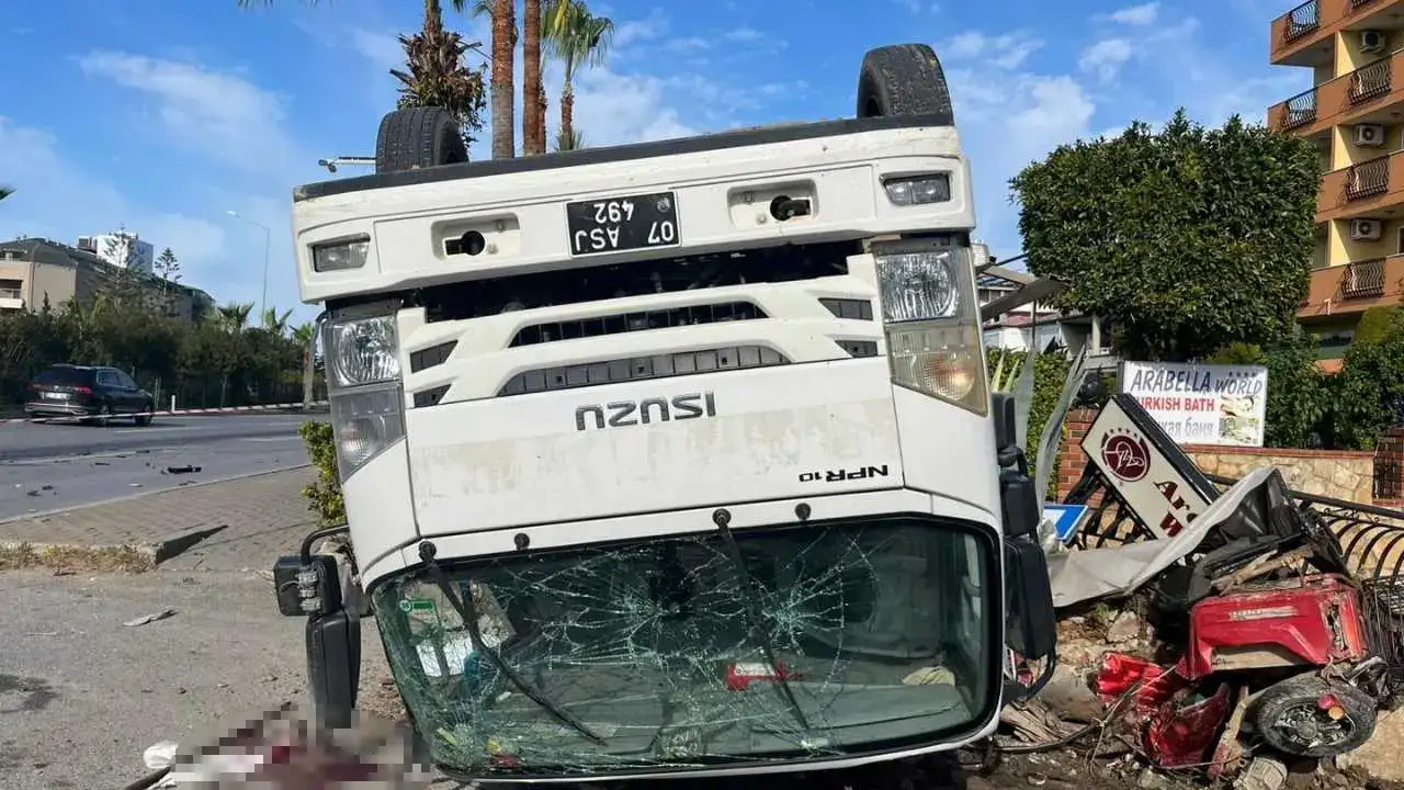 Alanya’da Çöp Kamyonu Çarpışma Sonrası Takla Atarak Devrildi 5